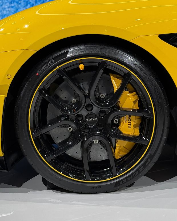 Xiaomi SU7 Ultra Braking