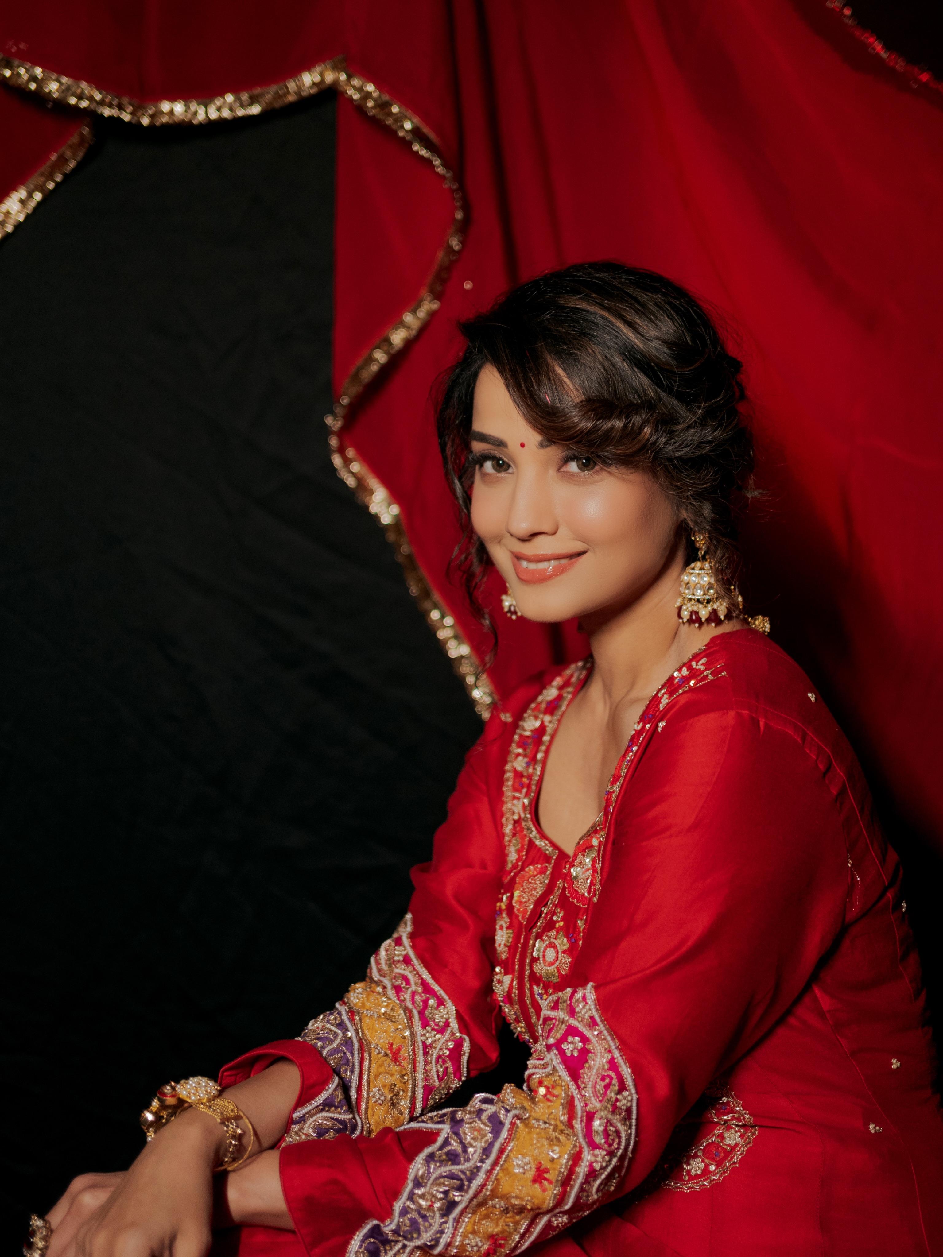 Adaa Khan complements the ensemble with statement earrings, delicate bracelets, and elegant rings that add just the right amount of festive sparkle.