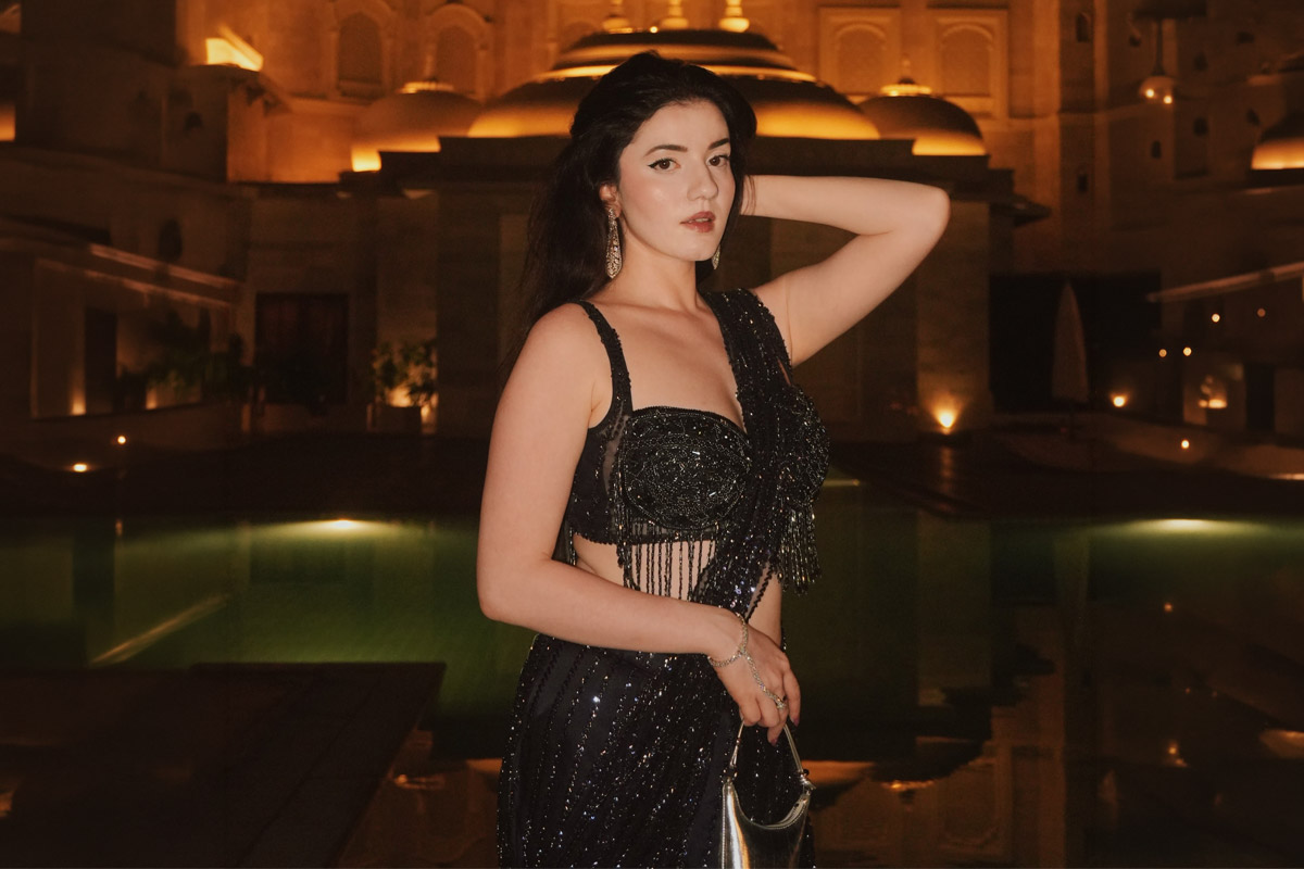 Aastha Shah Dazzles In A Shimmering Black Saree