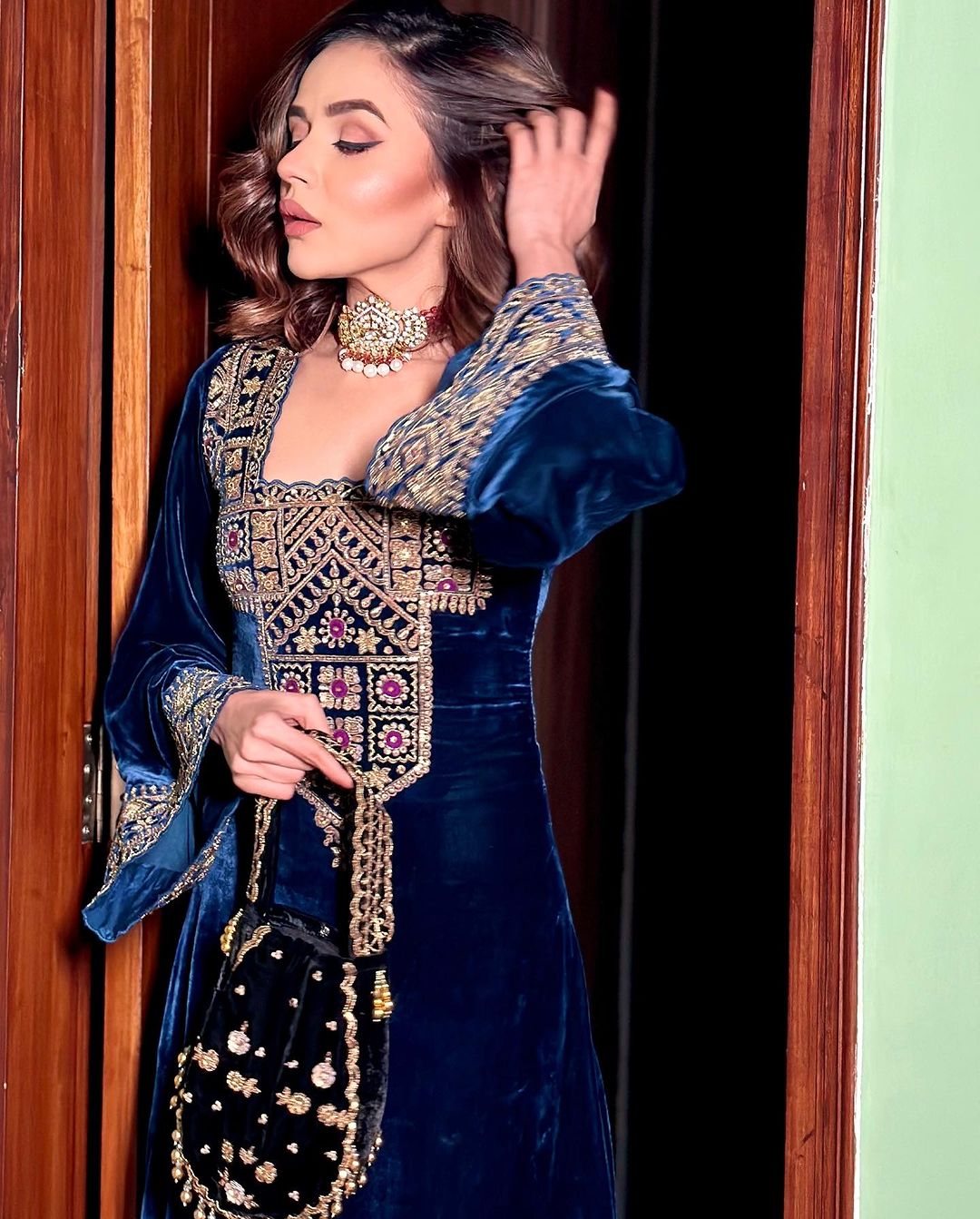 Komal Pandey's Majestic Traditional Look: Dripping with Regal Vibes