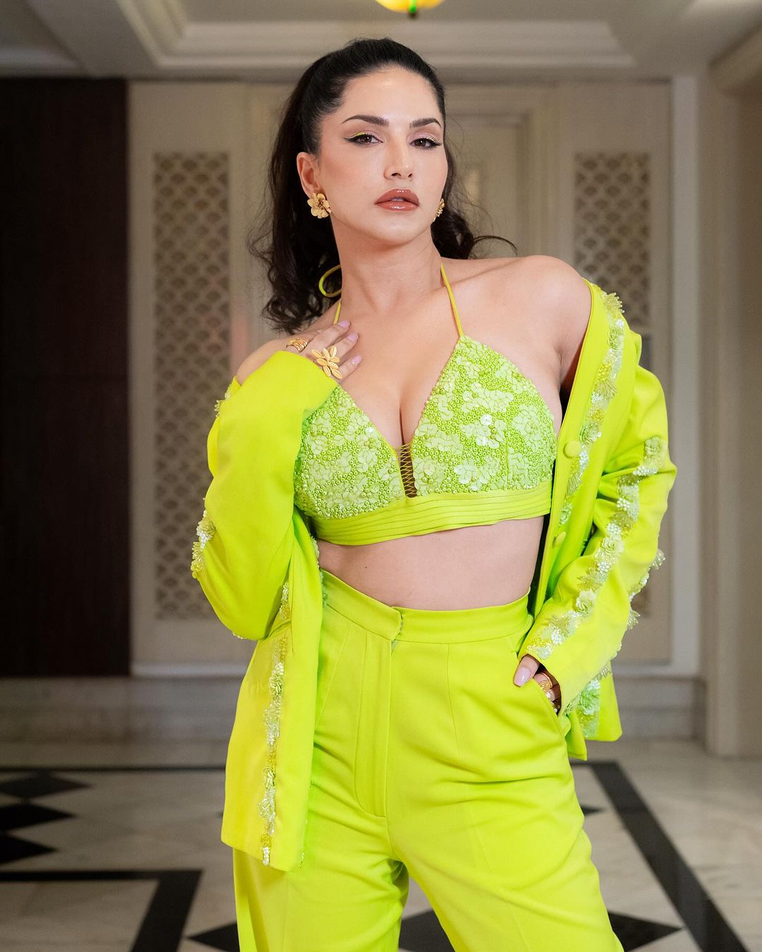 Sunny Leone Oozes Oomph: