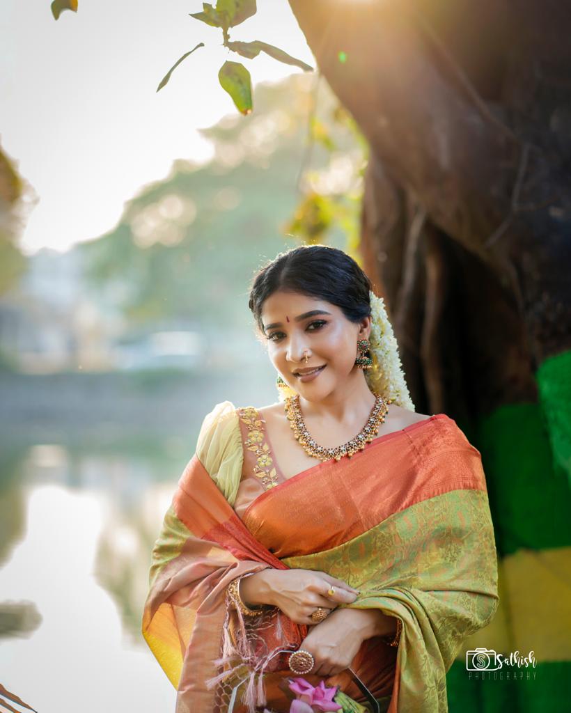Nail Your Traditional Look With These Classy Silk Sarees! | Sisters  photoshoot poses, Saree poses, Saree photoshoot
