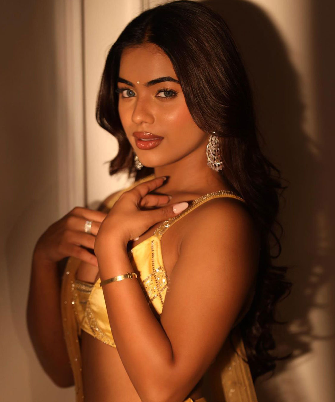 Radiant in Gold: Leisha Patidar Mesmerizes with Her Saare Look