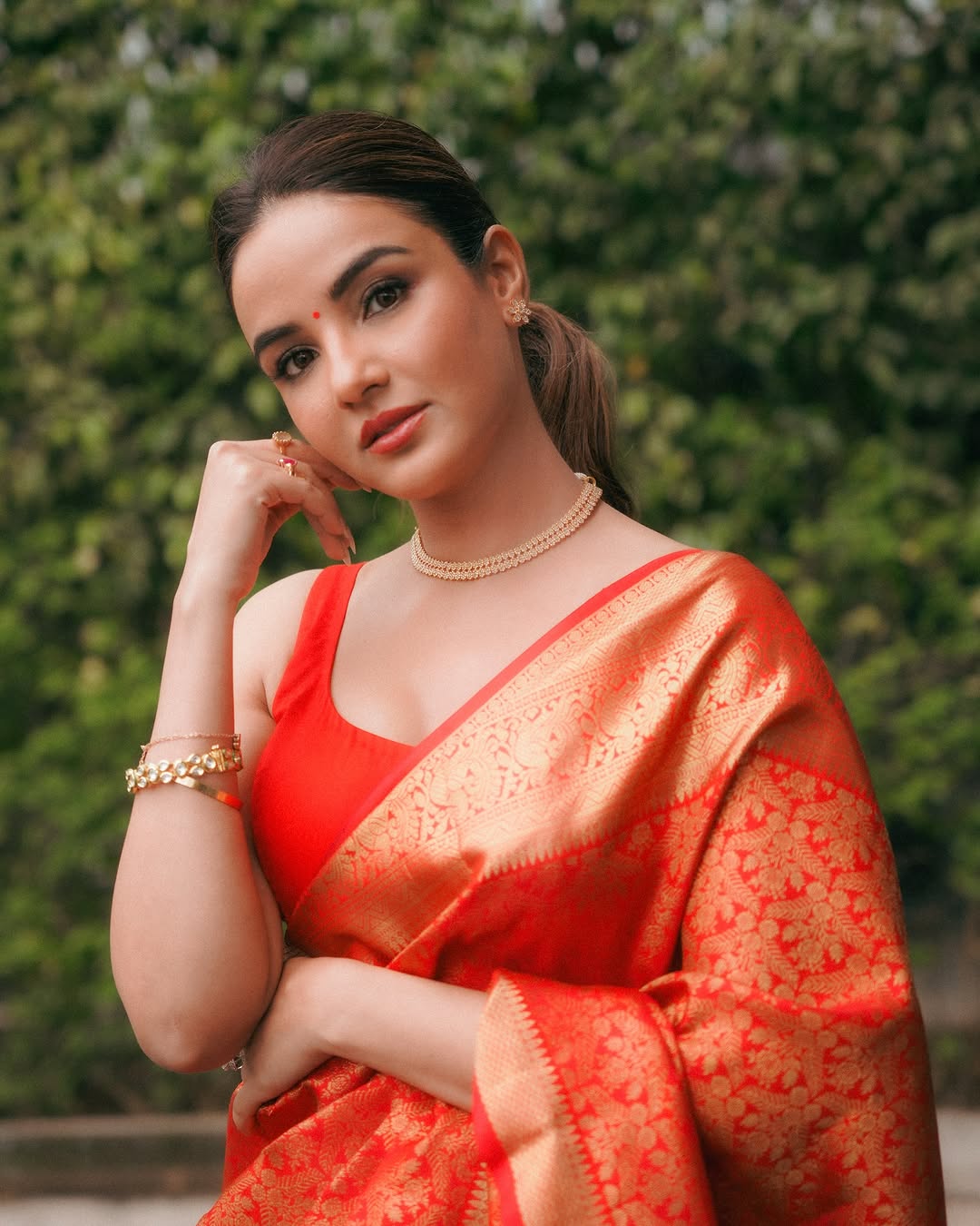 Jasmine Bhasin's Saree Glamour is Just Fire!