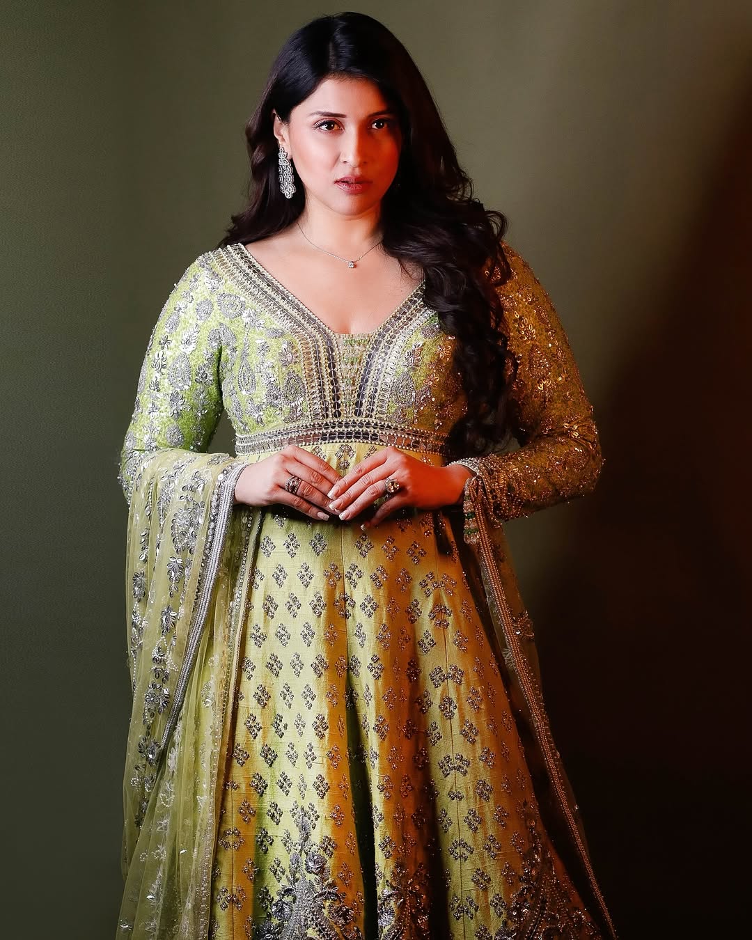 Anarkali Perfection: Mannara Chopra's Ethnic Glamour