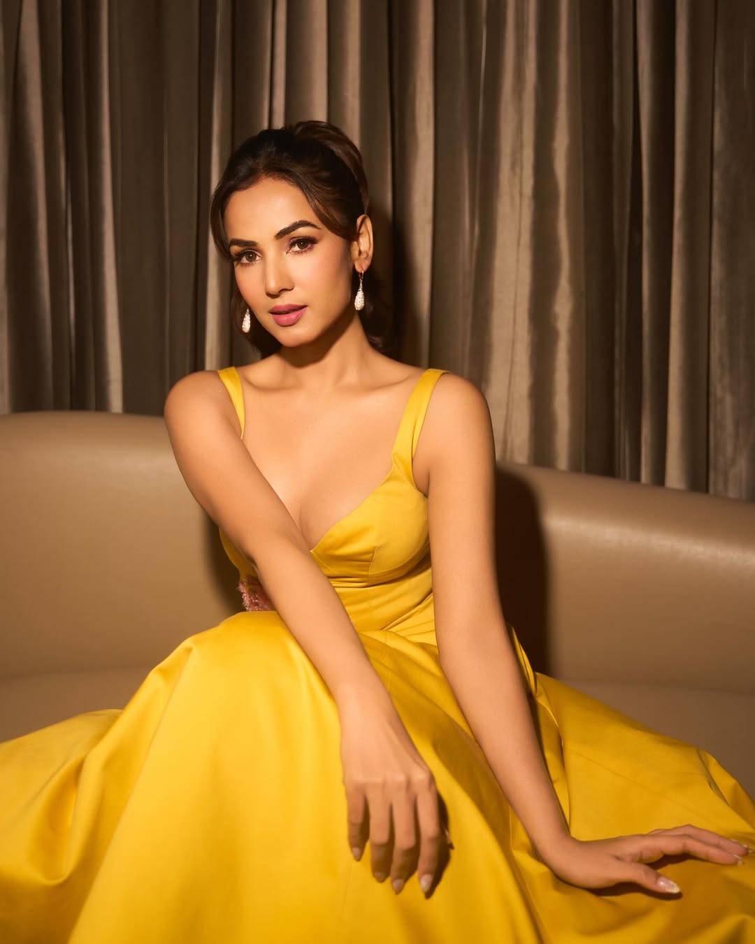 Sonal Chauhan's Sunshine Look Captures Hearts