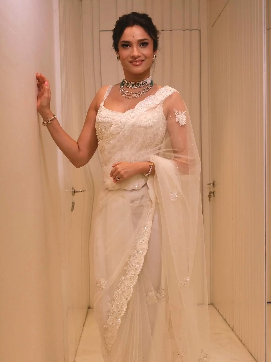 Siri Play, 'Desi Girl'! Ankita Lokhande Stuns in Classic White Saree