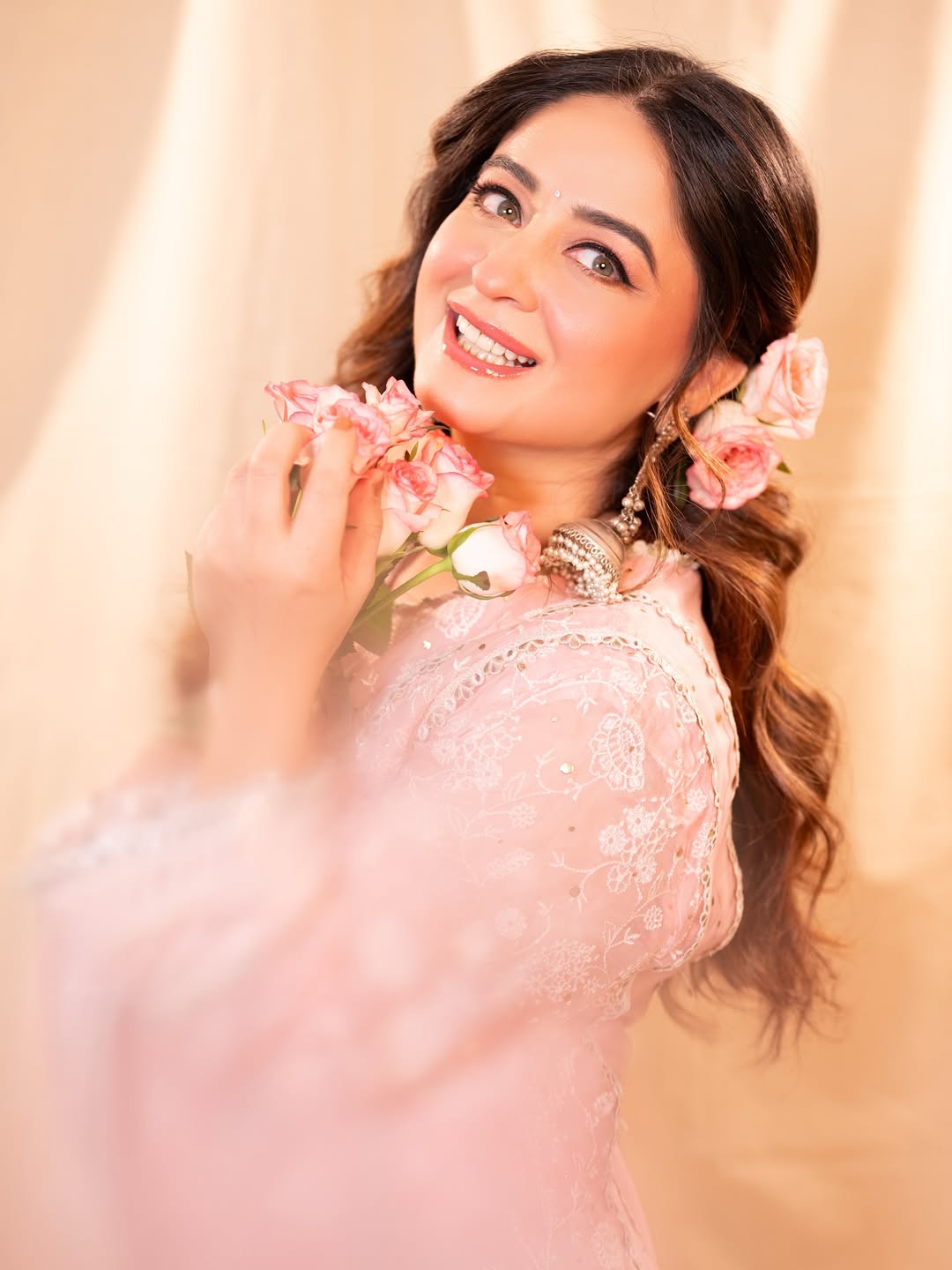 Mahi Vij’s Pastel Pink Ethnic Look; See Pics