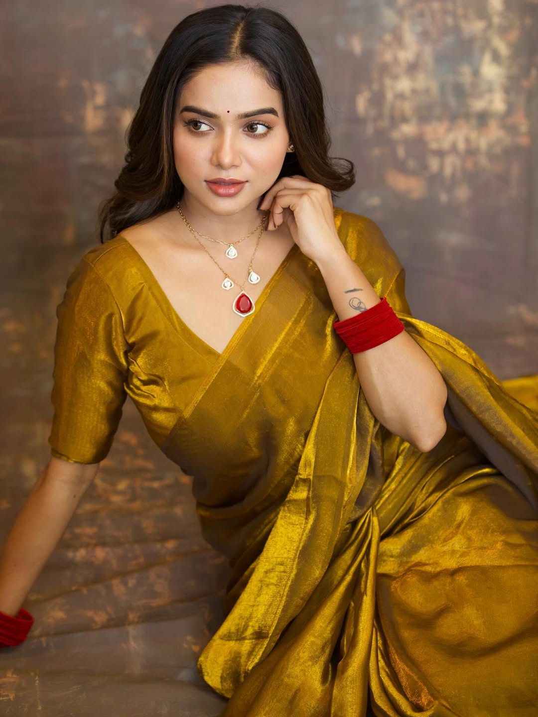Manisha Rani Shines in a Luxe Golden Saree