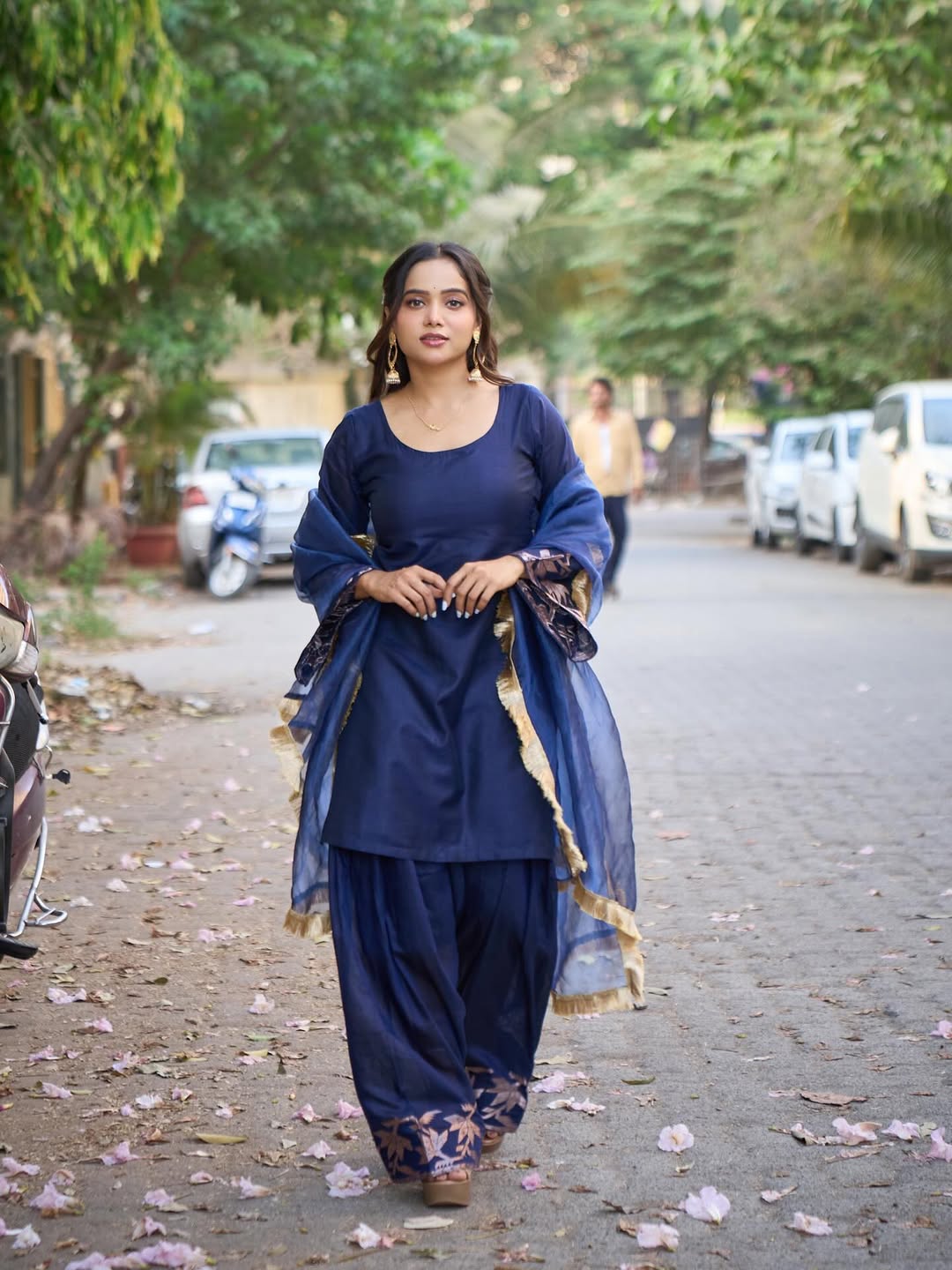 Manisha Rani elevates the look with a sheer blue dupatta featuring gold edges that add soft shimmer and easy elegance.