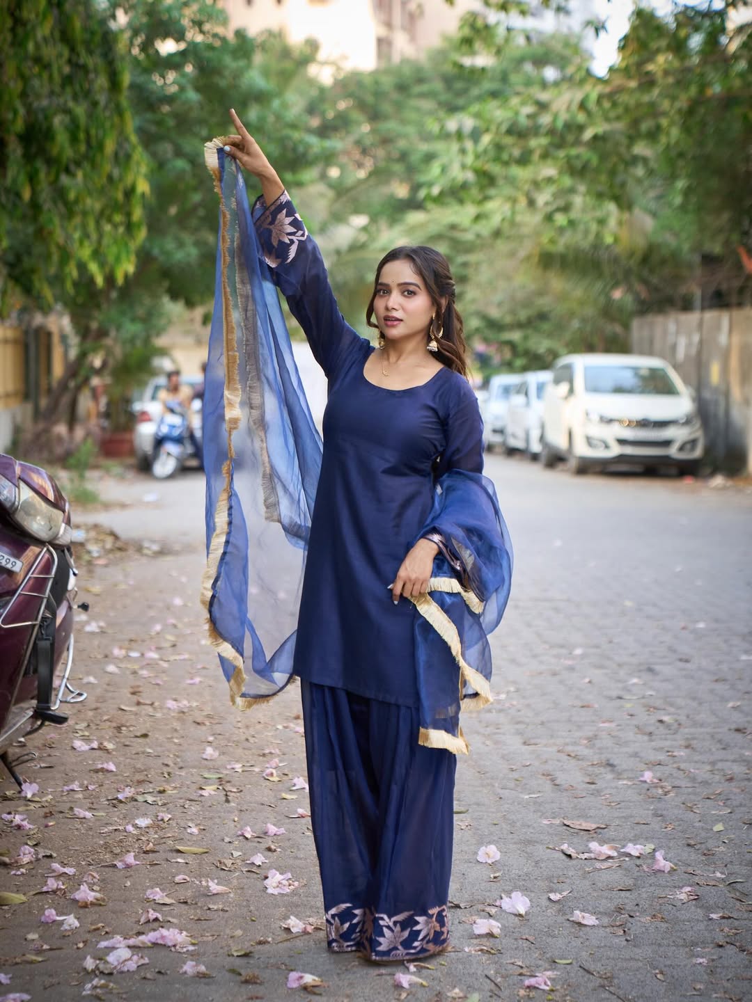 Manisha Rani opts for subtle, fresh makeup that lets the deep blue tones shine while keeping the whole look balanced and clean.