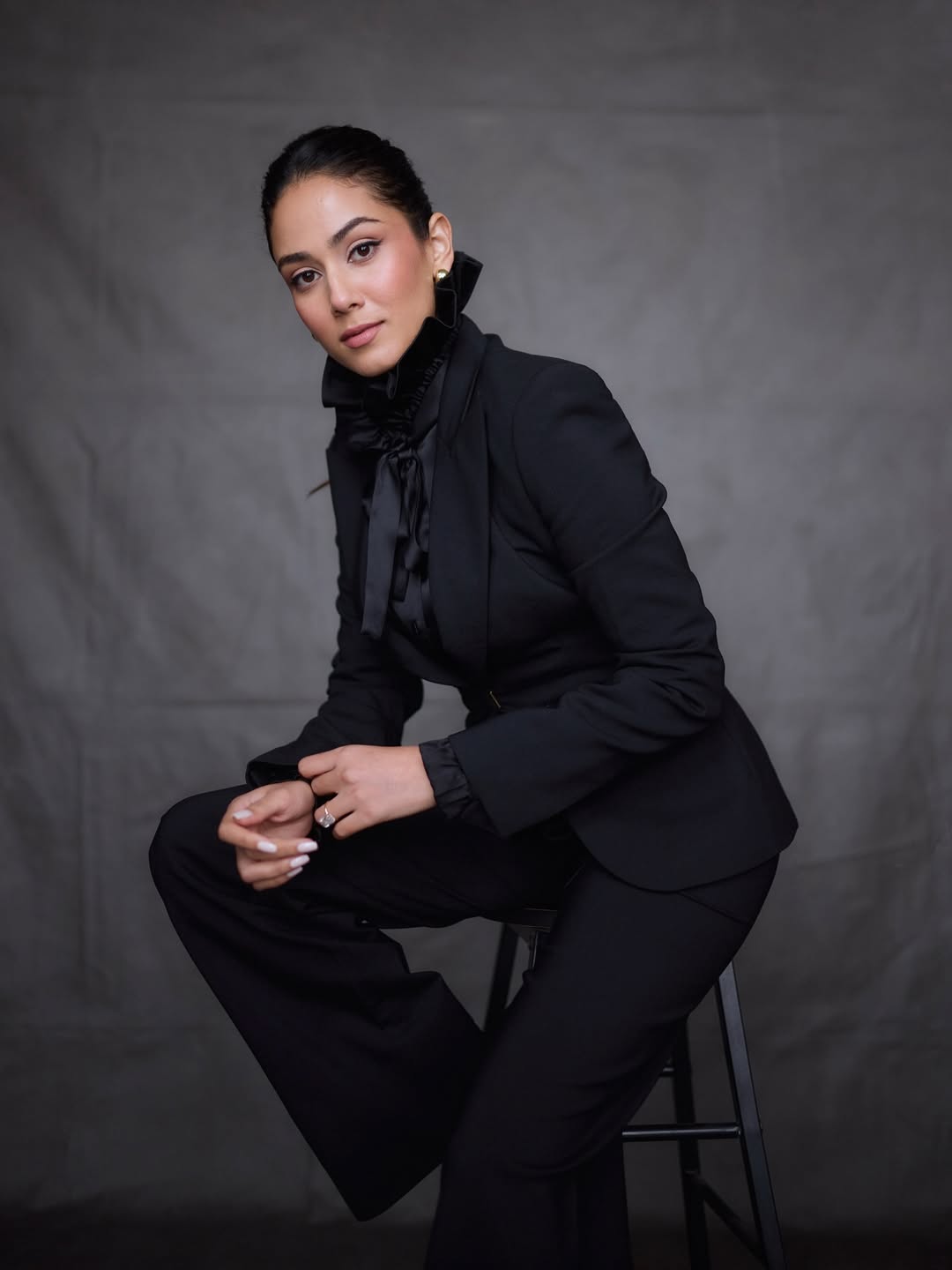 Mira Rajput rocks a sharp black blazer and tailored trousers, giving full boardroom‑boss energy.