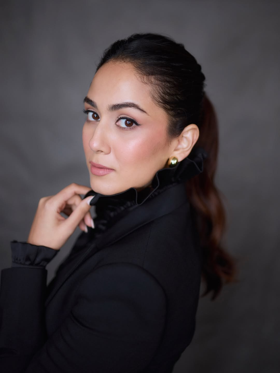 Mira Rajput adds edge with pointed heels and a satin bow‑tie top, elevating the minimalist vibe.