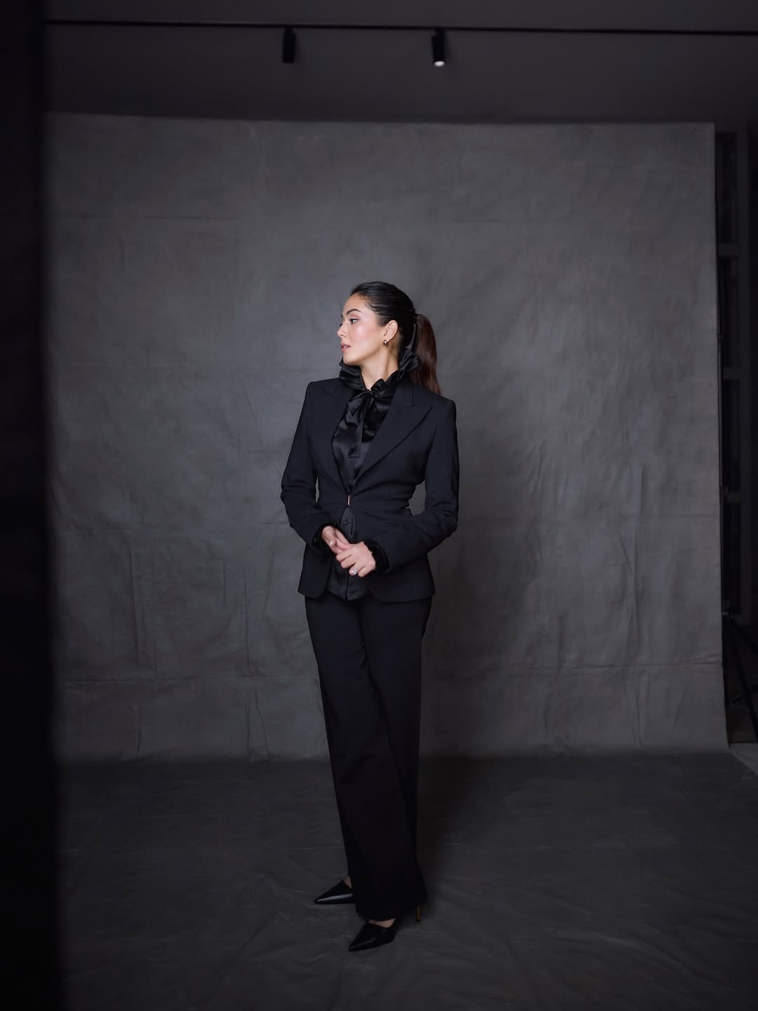 Mira Rajput keeps makeup understated and clean, letting the bold suit be the main statement.