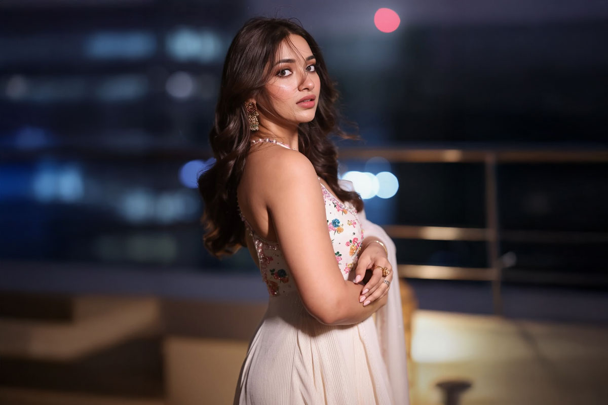 Jiya Shankar Oozes Oomph in Stunning Outfit