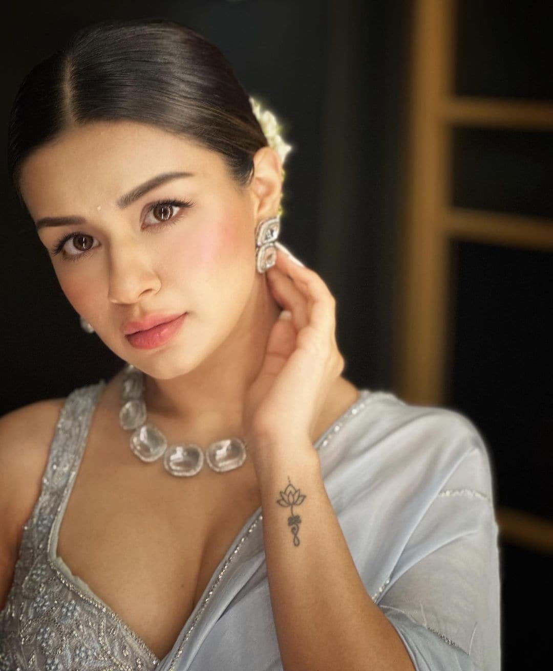 Avneet Kaur's Graceful White Saree and Minimal Jewels - A Glimpse of Elegance
