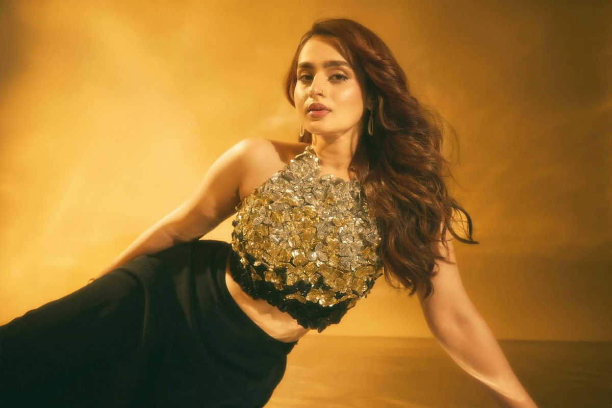 Ayesha Khan Serves Bold Glam In Striking Outfit