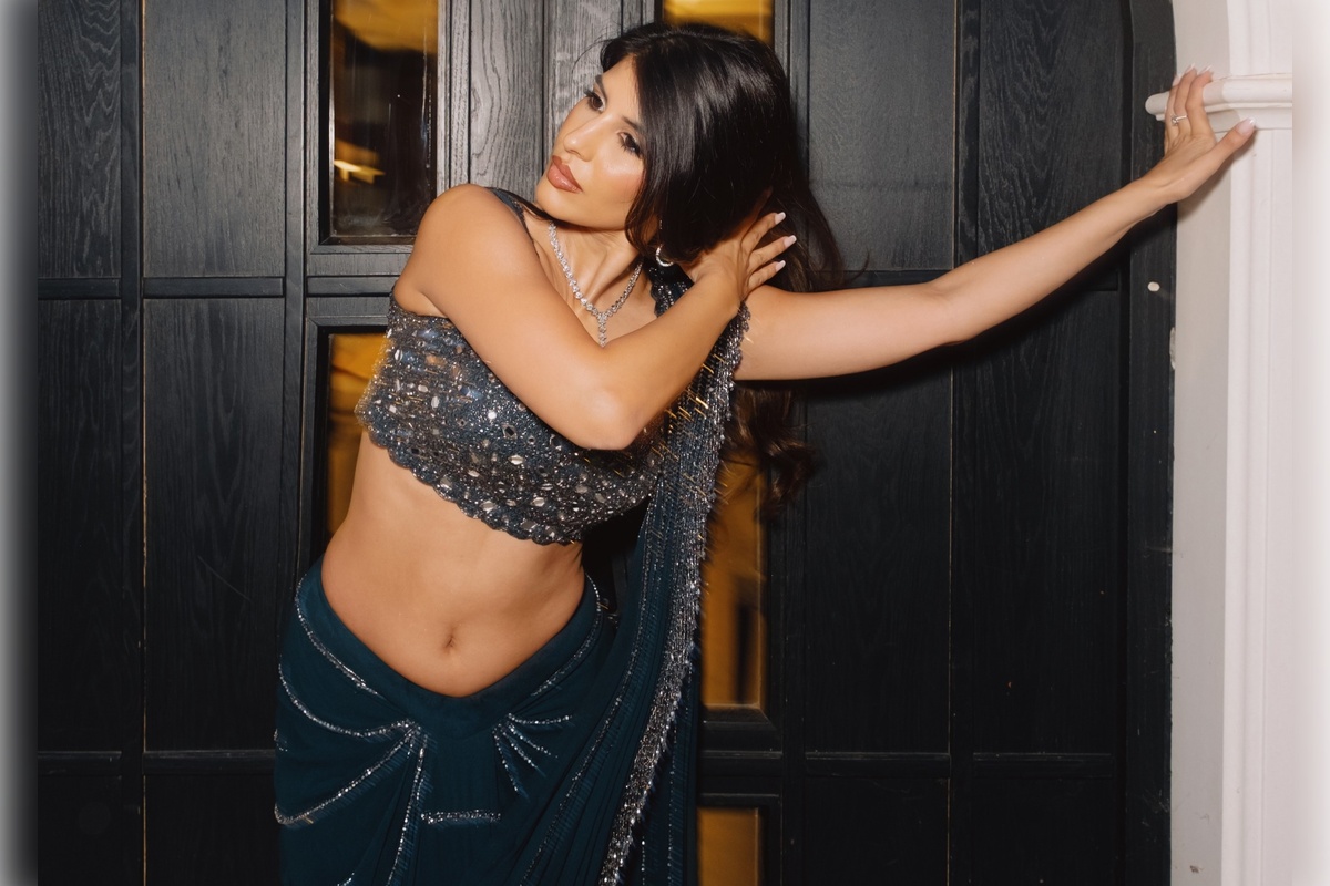 Jasmin Walia Serves Sparkle And Saree Perfection
