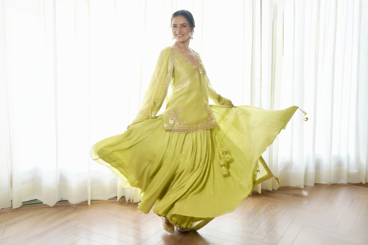 Jasmine Bhasin's Ethnic Outfit Is All Things Graceful &amp; Glamorous