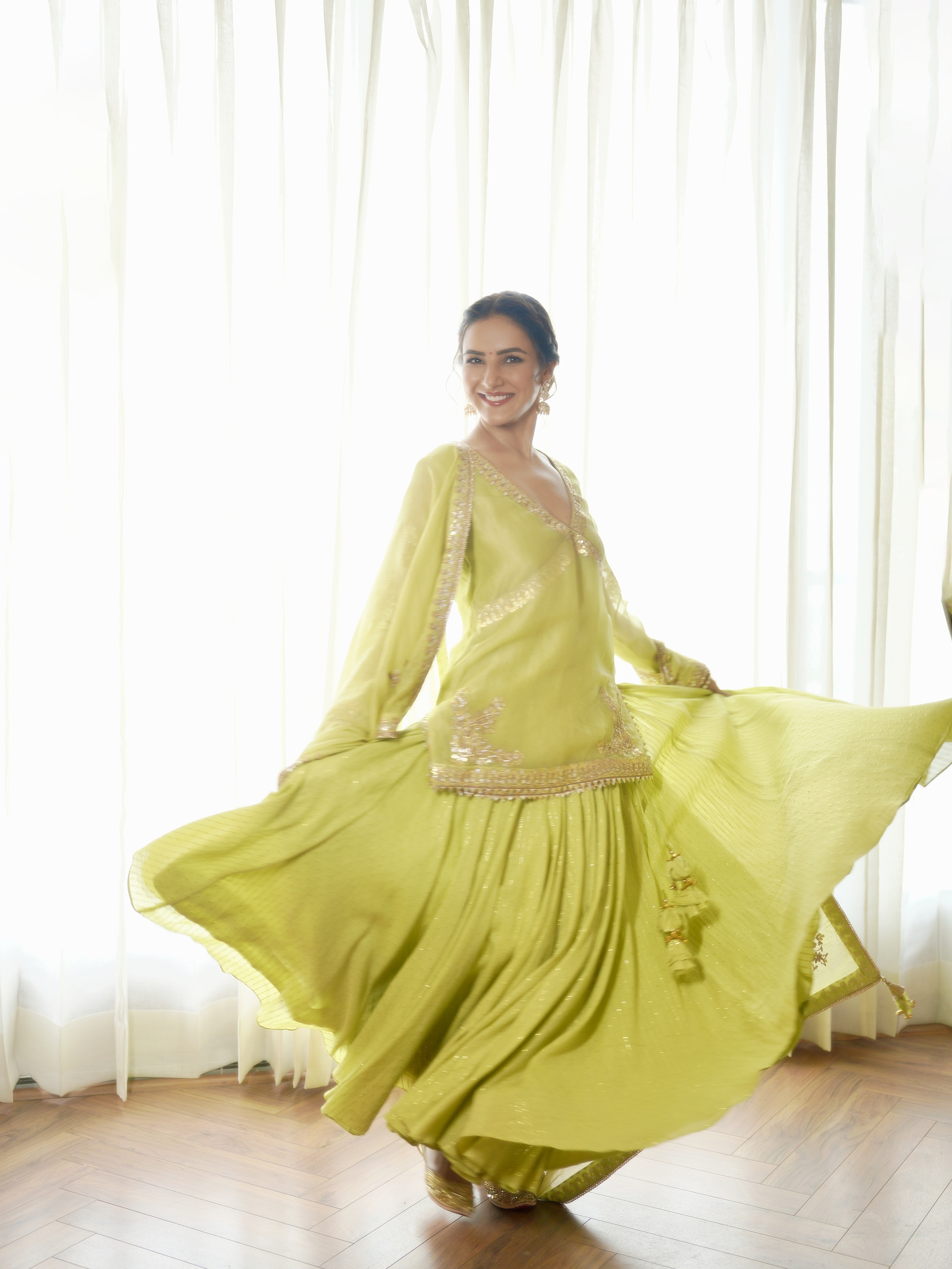 Jasmine Bhasin's Ethnic Outfit Is All Things Graceful & Glamorous