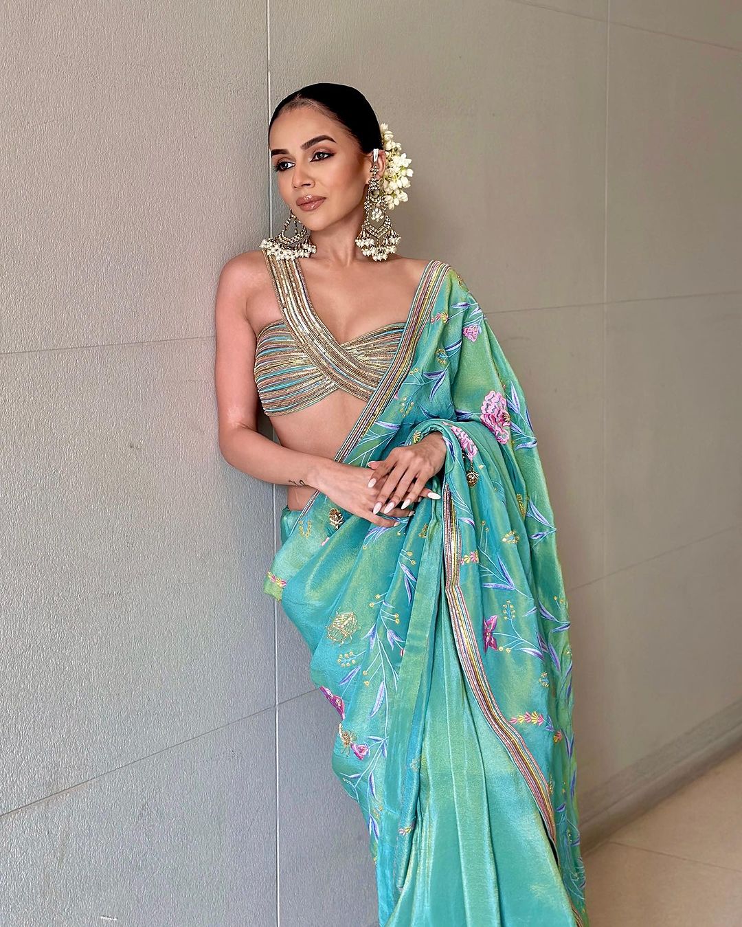 Komal Pandey Looks Like a Dream in an Aqua Silk Tissue Sari