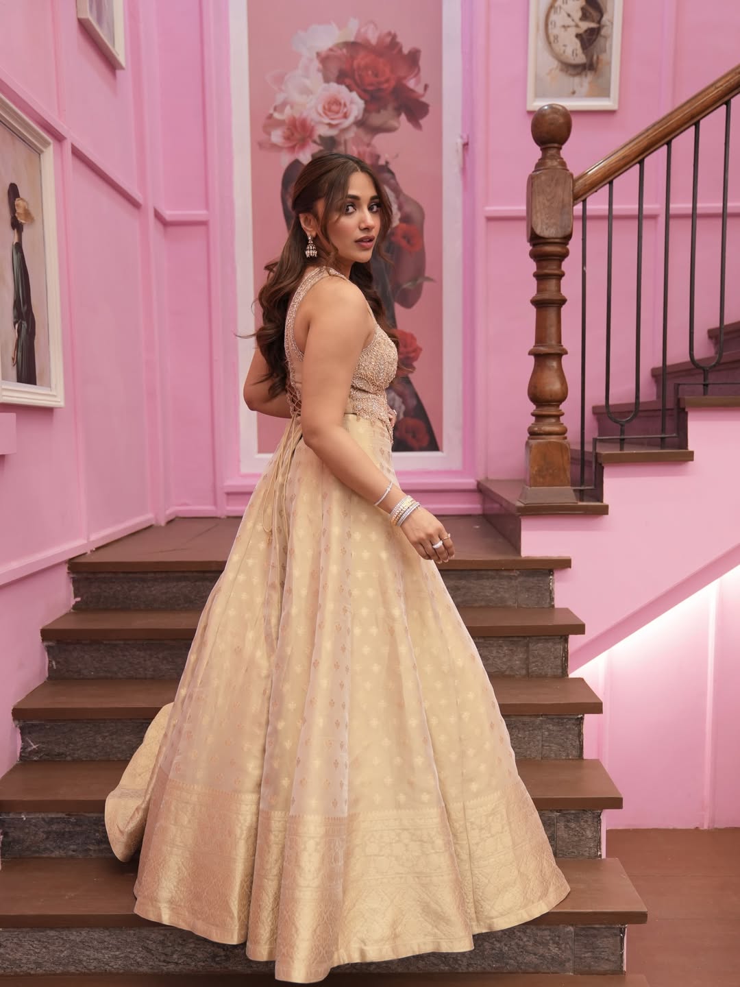 Jiya Shankar keeps it classy with dangly earrings and stacked bangles, adding just the right touch of shine.