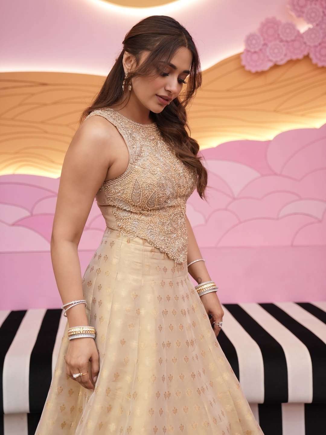 Jiya Shankar opts for clean, soft glam that perfectly complements the elegance of her golden ensemble.