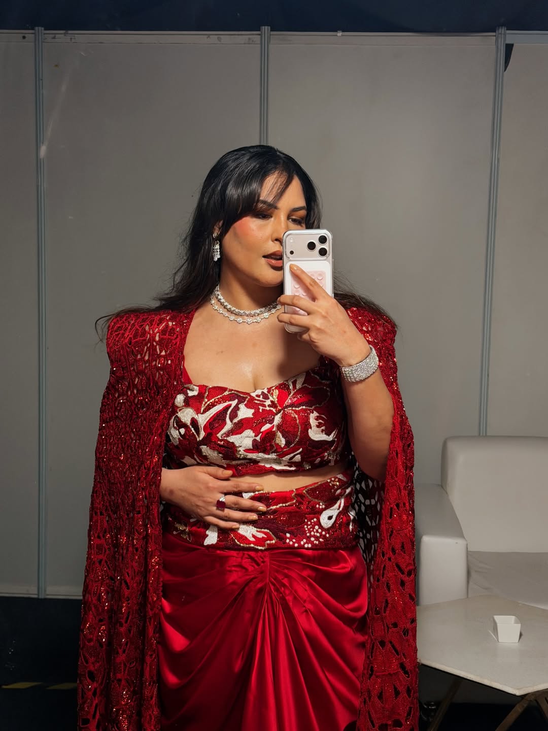 Sakshi Sindwani keeps the glam clean and crisp, letting the outfit&rsquo;s rich detailing stay front and center.