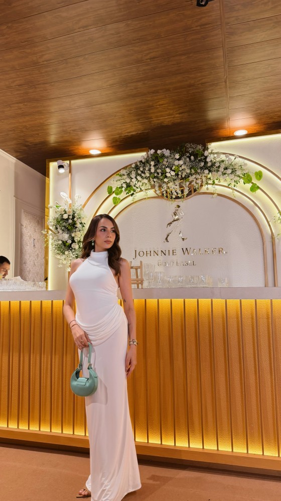 Nitibha Kaul elevates the monochrome ensemble with a chic mint-green handbag, delicate jewellery, and a sleek watch that bring a refreshing contrast to the look.