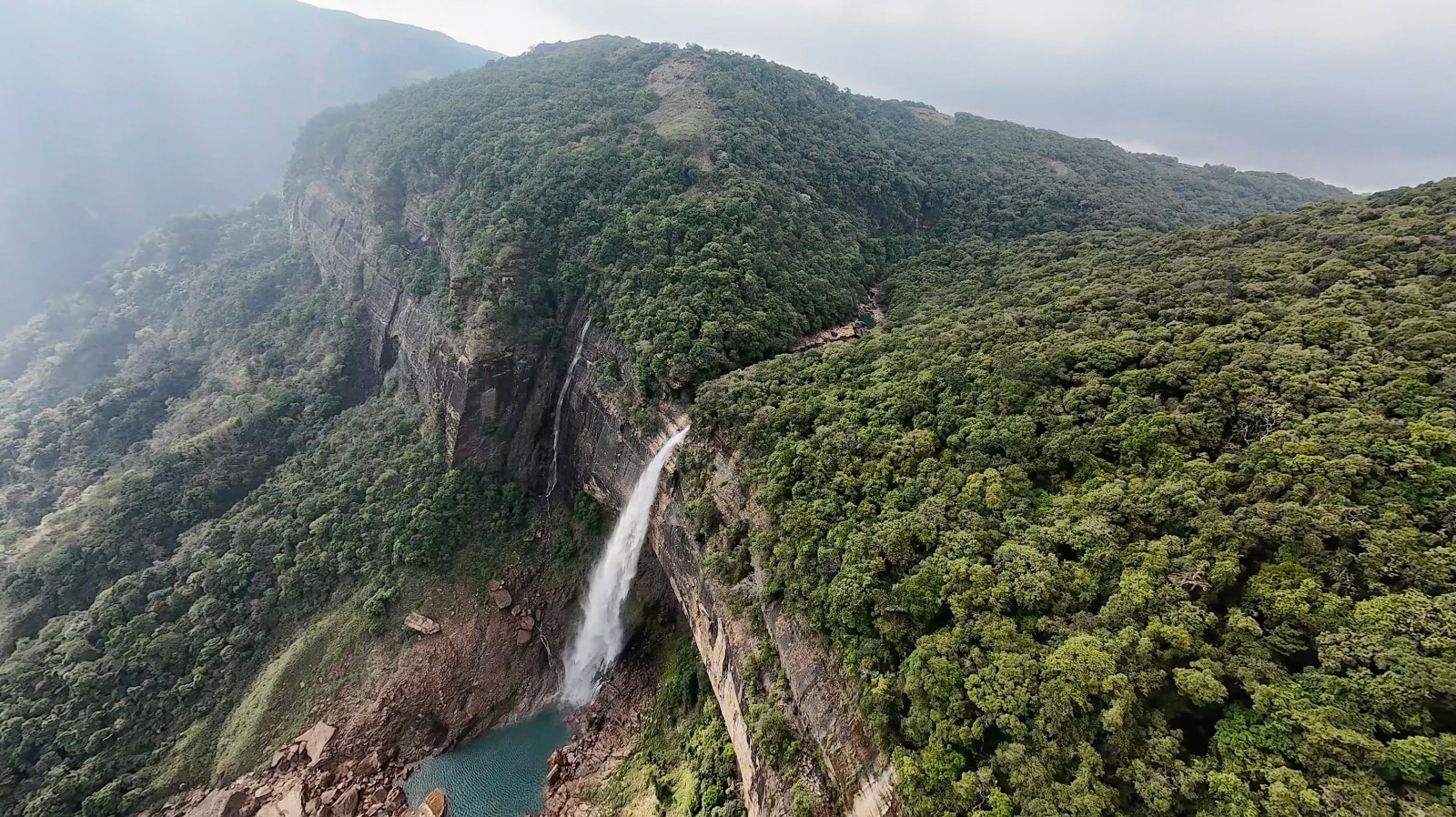 शिलॉन्ग के झरनों की दुनिया: जहां प्रकृति गरजती भी है, सुकून भी देती है